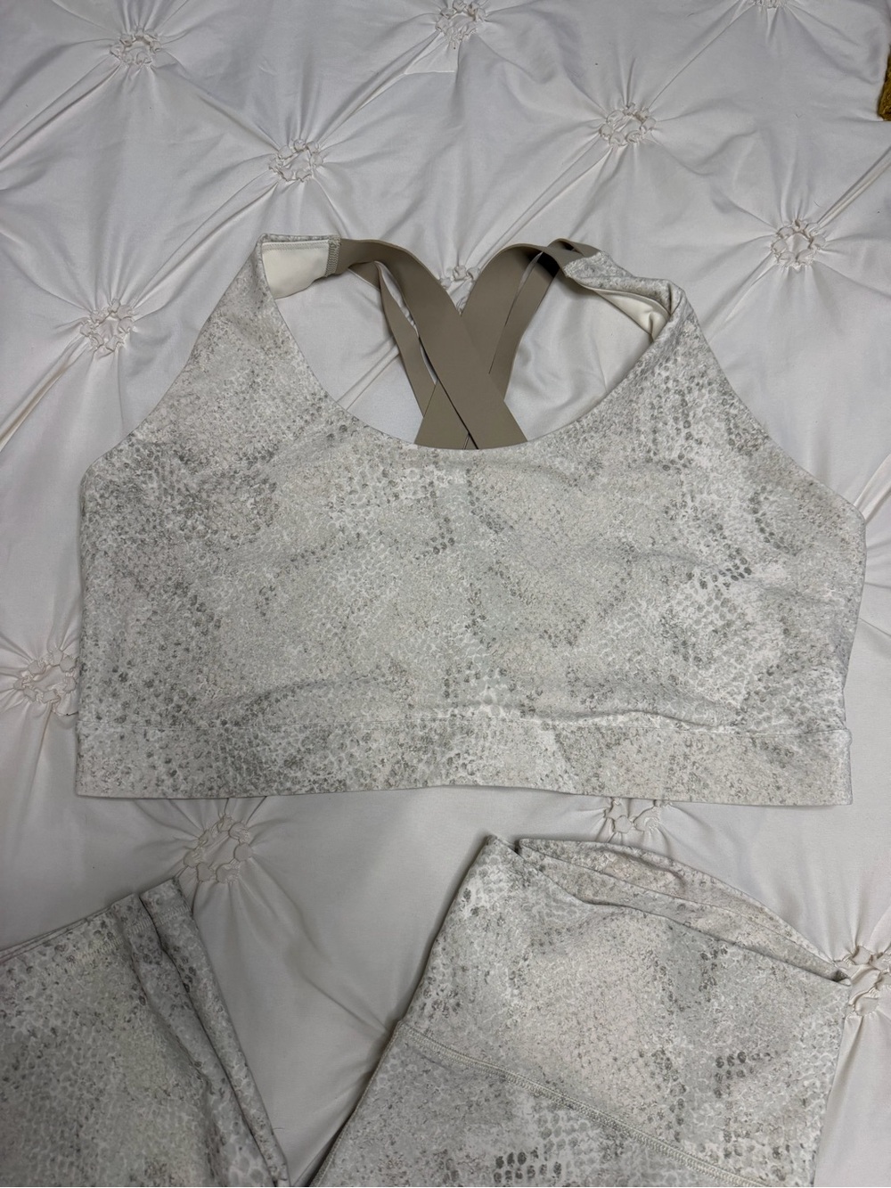 Old Navy Cream Light Gray Snake-Print Crisscross Sports Bra